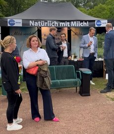 Stand der LV Milch am Begegnungsabend auf Gut Havrichthorst