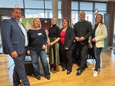 Gruppenbild am Stand v.l.n.r: DJV NRW Geschäftsführer Volkmar Kah, Beate Kronen (DIALOG MILCH), Milchkuhhalterin Katharina Leyschulte, Lokaljournalistin Stephanie Tatenhorst, Andy Artmann (Andreas Hermes Akademie) und Tatjana Hetfeld (RDN Agentur). 