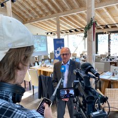 Dr. Rudolf Schmidt gab dem Sender Sat1 bei der Halbjahrespressekonferenz ein Interview