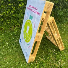 Das Plakat Kreislaufwirtschafterin auf einer Palette zum Aufstellen