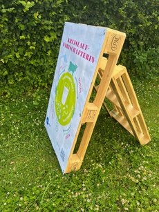 Das Plakat Kreislaufwirtschafterin auf einer Palette zum Aufstellen