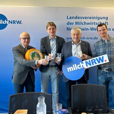 Sprechergruppe v.l.n.r.: Geschäftsführer Dr. Rudolf Schmidt, die Vorsitzenden Benedikt Langemeyer und Hans Stöcker sowie Milchkuhhalter Markus Driehsen aus Tönisvorst