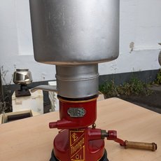 Eine gut erhaltene Zentrifuge, die verpackt wird