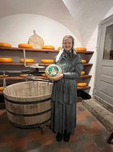 Isabel Schulte-Spechtel im Käsemuseum auf Gut Hogefeld