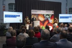 NRW-Landwirtschaftsministerin Silke Gorissen bei der Eröffnungsrede der Preisverleihung des Landesehrenpreis