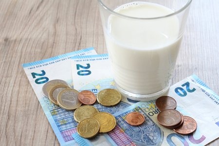 Milchglas mit Geld