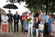 Freuten sich über den erfolgreichen Start der Milchwoche: Anne van de Sand und Familie Derksen von der Hofmolkerei Speetenhof. (V.r.n.l.: Klaus-Werner Hütz, stellvertretender Buergermeister von Kleve, Hans Leser vom NRW-Landwirtschaftsministerium, Dr. Guenther Bergmann, MDL, CDU, Paul-Christian Küskens, Vize-Praesident des RLV und Familie van de Sand/Derksen)