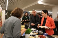 Silke Gorissen im Gespräch mit Mitarbeitern der LV Milch NRW