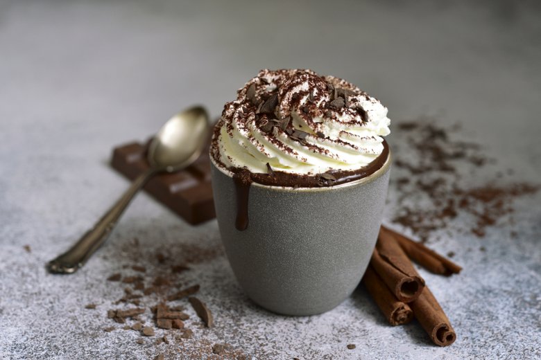 Becher mit Schoko-Kaffee und Sahnehaube