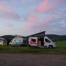Übernachten auf dem Hof mit Camper