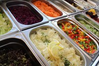 Salate zur Selbstbedienung am Salatbuffet