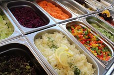 Salate zur Selbstbedienung am Salatbuffet