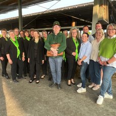„Kultur im Stall" am 31. Mai 2025 auf dem Hof Engemann mit dem Kabarettisten Udo Reineke und dem Chor ,,Stachelige Landfrauen"