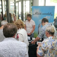 Andrang am Stand der LV Milch am NRW-Osteoporosetag