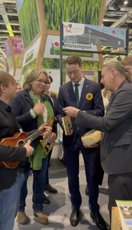v.l.n.r.: Prof. Dr. Frank Mehring, Cornelia Langreck, Hendrik Wüst, Frank Maurer