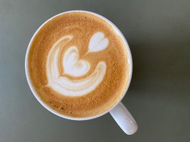 Milchtulpe auf dem Kaffee
