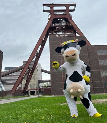 Lotte vor dem Förderturm der Zeche Zollverein