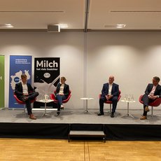 Rege Podiumsdiskussion bei Dialog Milch zum Thema ist Milch der neue Diesel