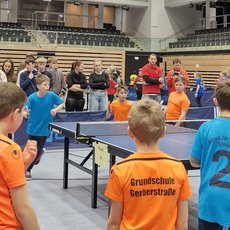 Zwei Mannschaften beim Wettkampf Tischtennis-Rundlauf