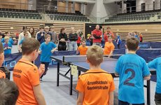 Zwei Mannschaften beim Wettkampf Tischtennis-Rundlauf