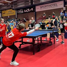 Zwei Tischtennis-Teams im Zweikampf