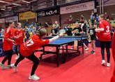 Zwei Tischtennis-Teams im Zweikampf