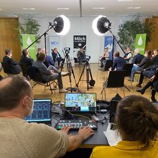 Auf dem Podium vlnr.: Moderatorin Tomma Hangen, Milchkuhhalter Klaus-Peter Lucht, Prof. Dr. Gunther Hirschfelder,Milchkuhhalterin Katharina Leyschulte und Milchkuhhalter Helmut Evers