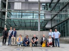 Eine Gruppe von Landwirten und Journalisten beim Kölner Stadt Anzeiger