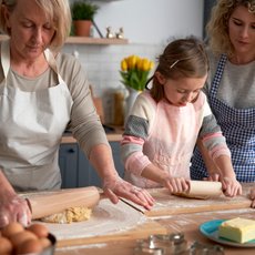 Familie backt gemeinsam Weihnachtsplätzchen