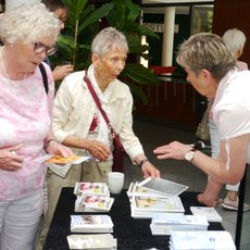 Erklären der Broschüren am Stand der LV Milch beim NRW-Osteoporosetag