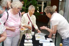 Erklären der Broschüren am Stand der LV Milch beim NRW-Osteoporosetag