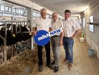 Hans Stöcker, Dr. Rudolf Schmidt und Peter Manderfeld in den Stallungen der RUW