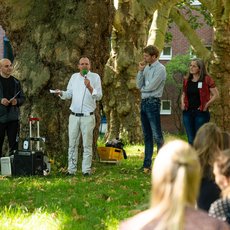 Open mind open air – Werner Hinse, Direktion des Journalistenzentrums Herne (Mitte), freut sich über das tolle Angebot von DIALOG MILCH zum Austausch über den Tellerrand und heißt Gäste und Kursteilnehmer/innen herzlich Willkommen