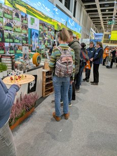 Messestand mit Besuchern auf der GW 2026