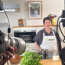 Landköchin Gisela bei den Dreharbeiten zu Landgemachtes