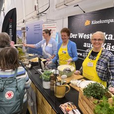 Käsehäppchen für Verbraucher am Stand des Käsekompass NRW