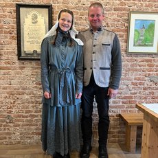 Die Eigentümer von Gut Hogefeld vor der Gedenktafel Maria Reymers