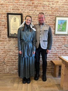 Die Eigentümer von Gut Hogefeld vor der Gedenktafel Maria Reymers