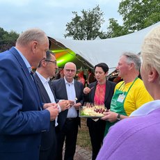 Cem Özdemir  und Silke Gorissen im Gespräch mit Ausstellern und Gästen beim Begegnungsabend