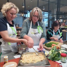 Team Grün bei der Zubereitung: Bettina Pröbsting, Cornelia Langreck, Katrin Wagner