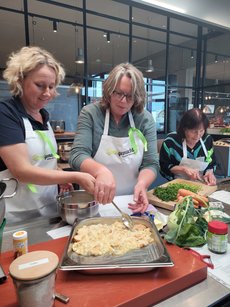 Team Grün bei der Zubereitung: Bettina Pröbsting, Cornelia Langreck, Katrin Wagner