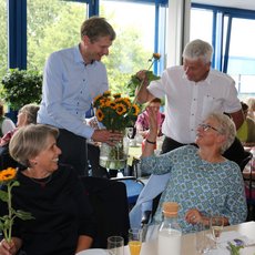 Benedikt Langemeyer und Hans Stöcker verteilen Sonnenblumen als Dankeschön