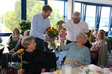 Benedikt Langemeyer und Hans Stöcker verteilen Sonnenblumen als Dankeschön