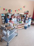 Landfrau Hille Hansmann-Machula kochte mit den Kindern der KITA Kunterbunt