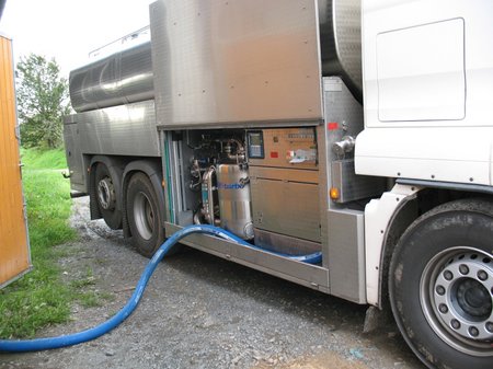 Tanksammelwagen holt Milch ab Hof ab