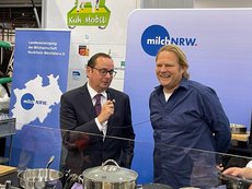 Begrüßung am Stand der LV Milch bei der Messe Mode, Heim und Handwerk in Essen