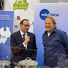 Begrüßung am Stand der LV Milch bei der Messe Mode, Heim und Handwerk in Essen