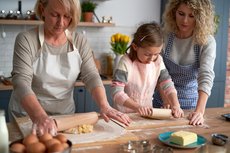 Familie backt gemeinsam Weihnachtsplätzchen