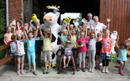 Schueler der Christopherusschule zu Besuch auf dem Milchhof Werning in Salzkotten-Scharmede