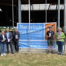 v.l.n.r.: Johannes Brünker, Dr. Bernadette Ditges, beide Kreisbauernschaft Bonn/Rhein-Sieg, Hans Stöcker, Vors. LV Milch, Frank Maurer, stellv.Geschäftsf. LV Milch., Landwirt Marcel Andree, Beate Löbach-Neff, Rhein. Landfrauenverb. u. Landwirt Dietmar Tüschenbönner